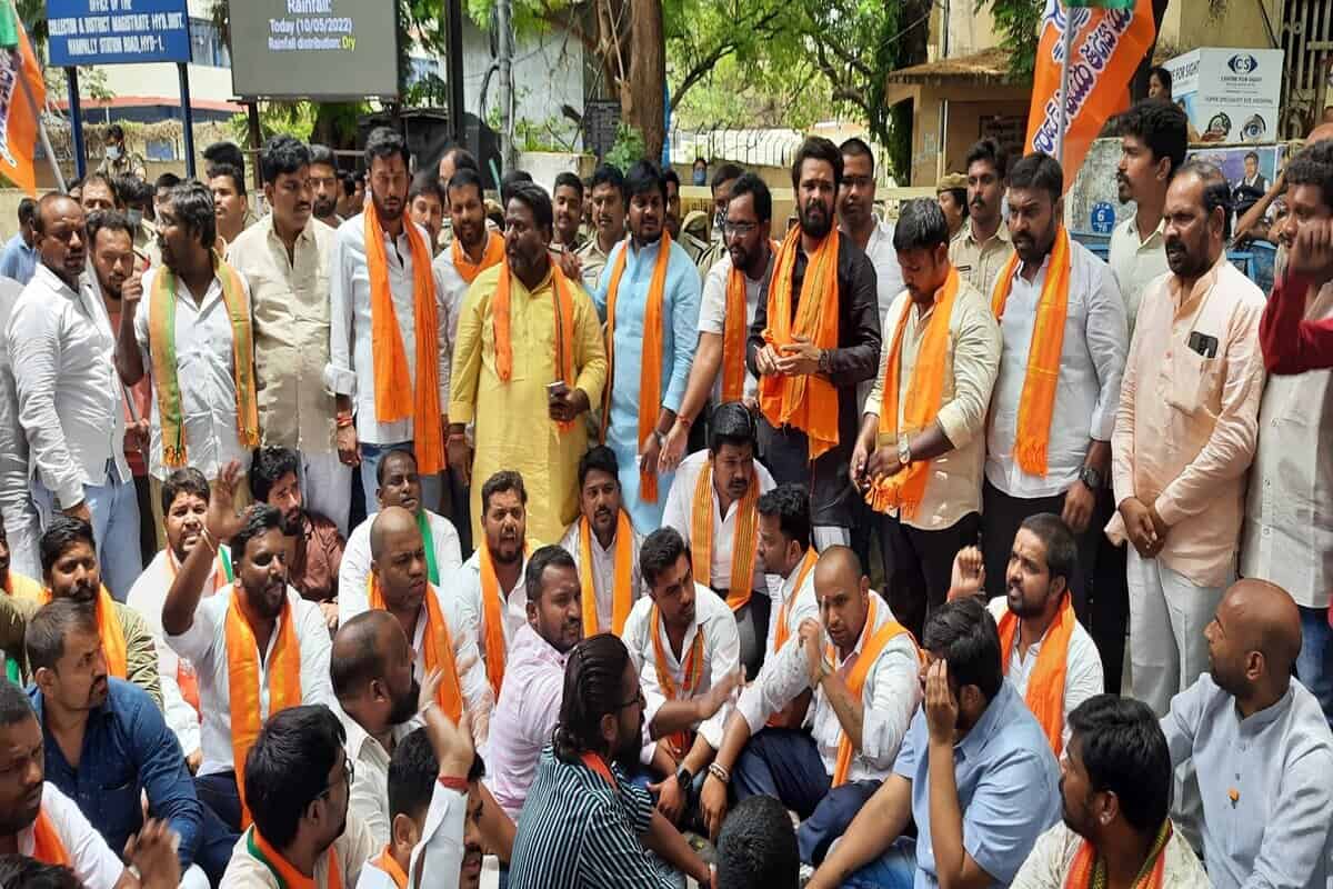 Hyderabad: BJP workers protest against inclusion of Urdu in TSPSC exams