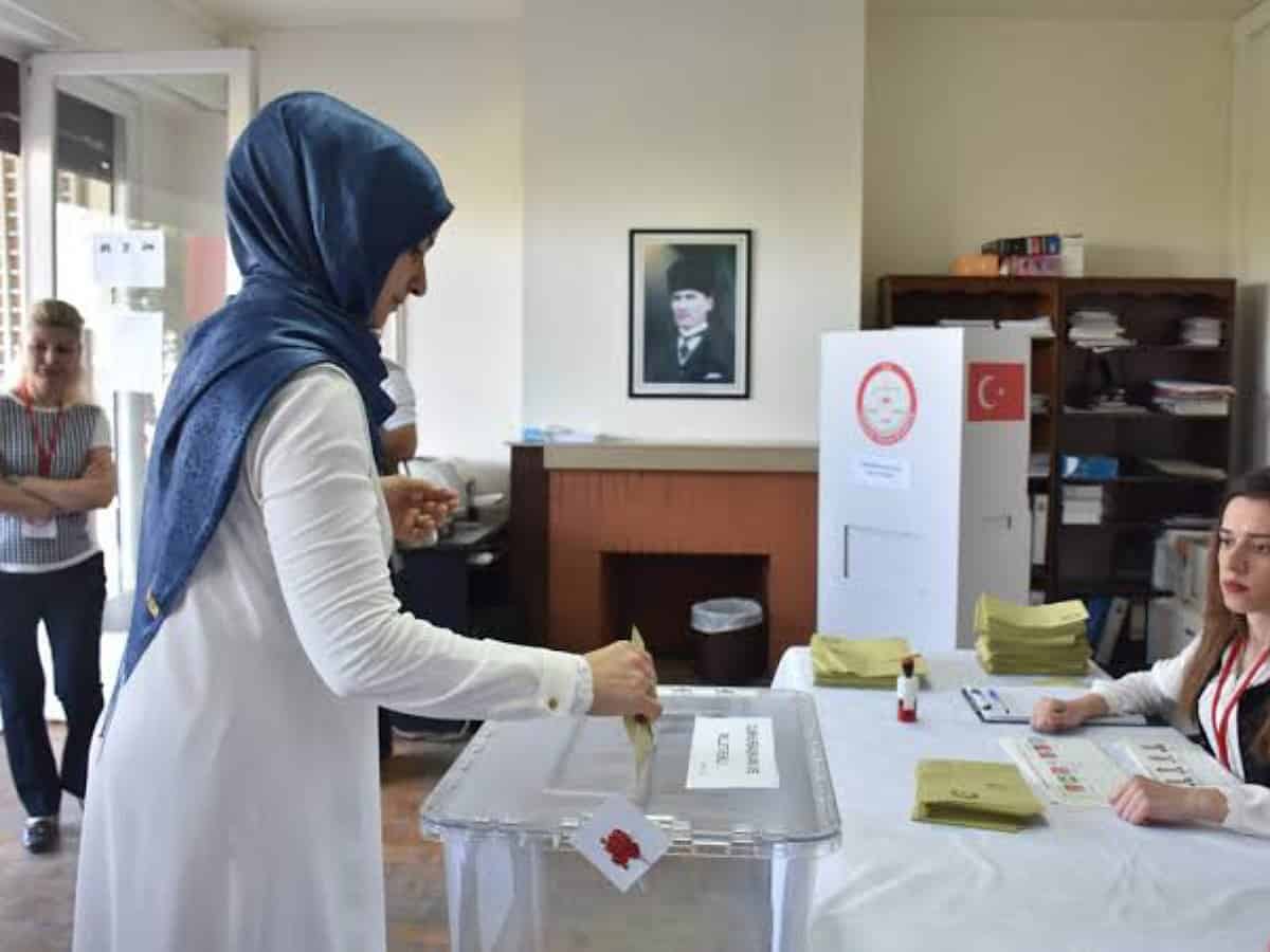 Lebanese begin voting for new parliament