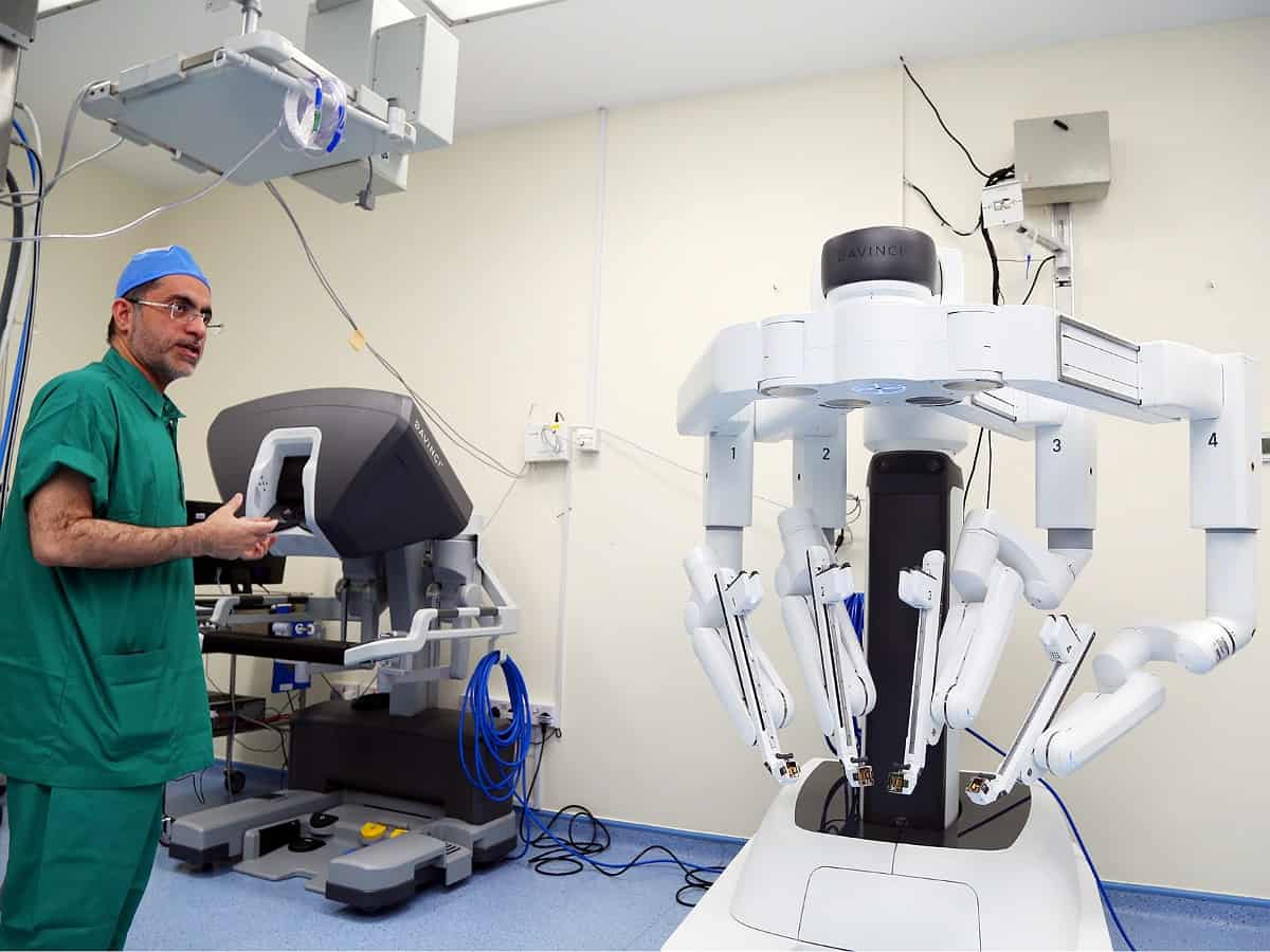 Da Vinci Xi surgical robot perform kidney surgery in Dubai