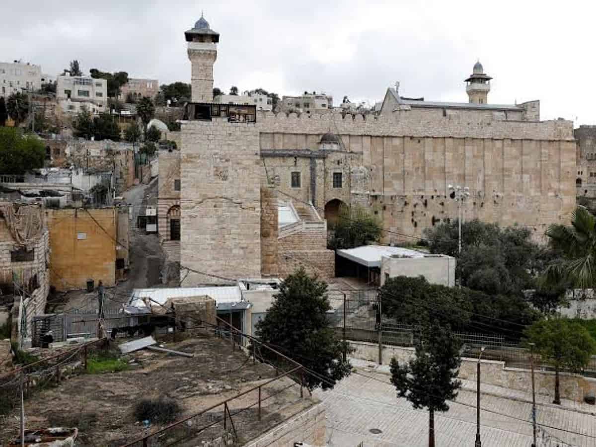 Israeli forces cuts part of stairs of Ibrahimi Mosque in Hebron