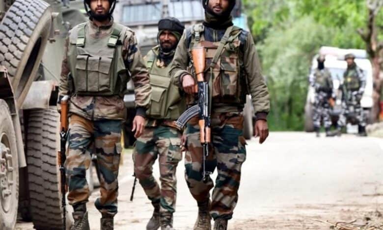 Cop killed, CRPF jawan injured in militant attack in Pulwama
