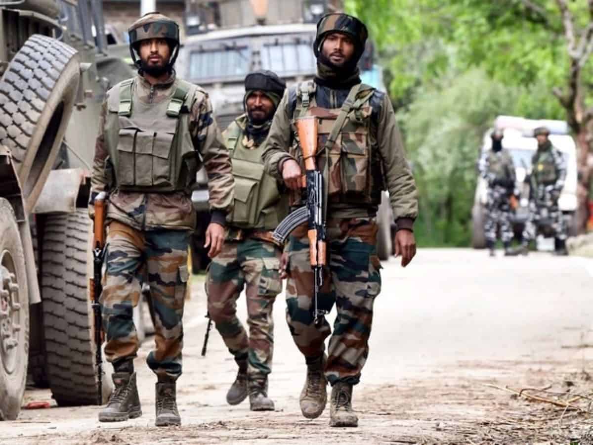 Cop killed, CRPF jawan injured in militant attack in Pulwama