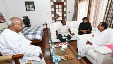 KCR, Deve Gowda discuss 'topics of national importance'