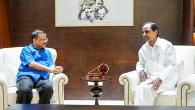 KCR, Kejriwal discuss national politics at luncheon meeting