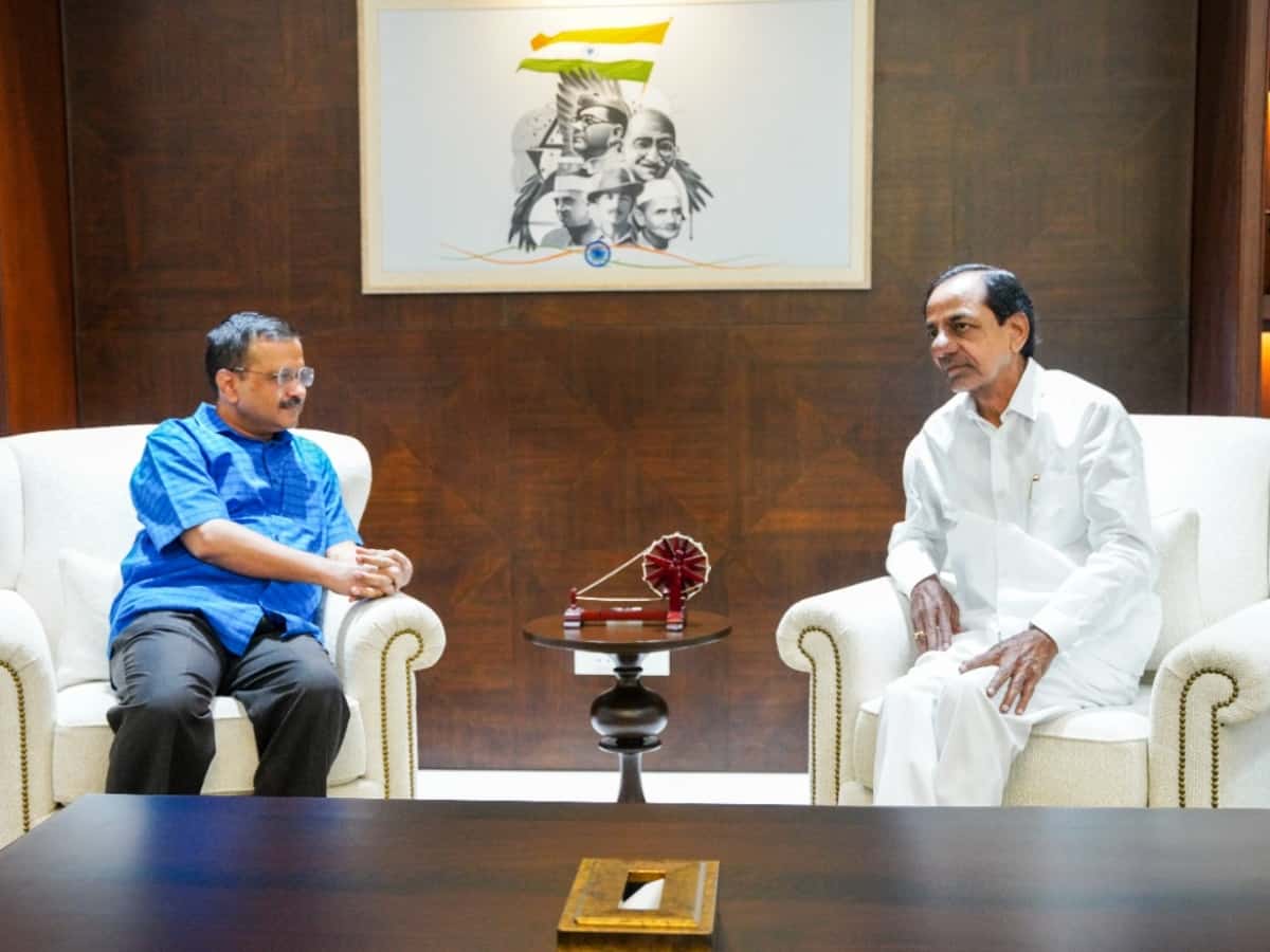 KCR, Kejriwal discuss national politics at luncheon meeting