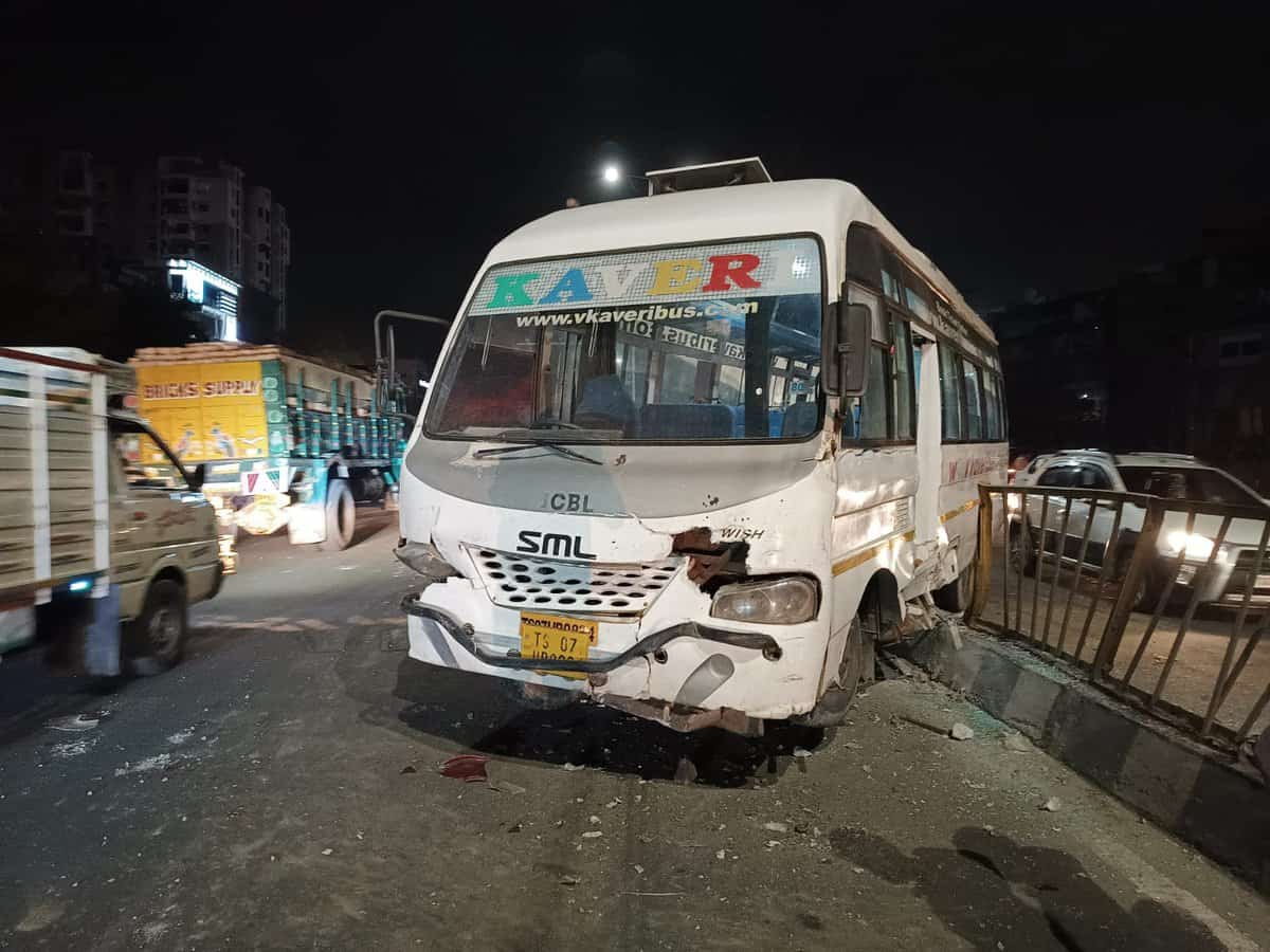 Hyderabad: Minibus crashes into road divider, woman on scooty dies on spot