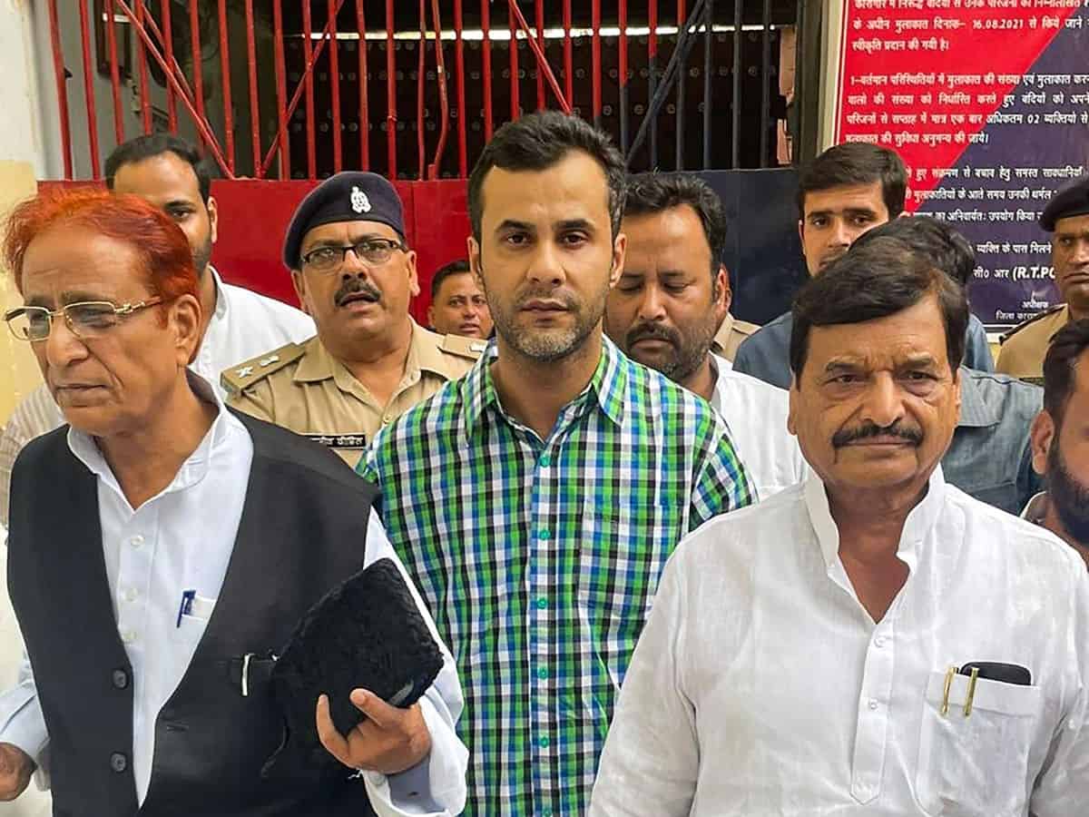 Uttar Pradesh: Azam Khan finally released, greeted by Shivpal