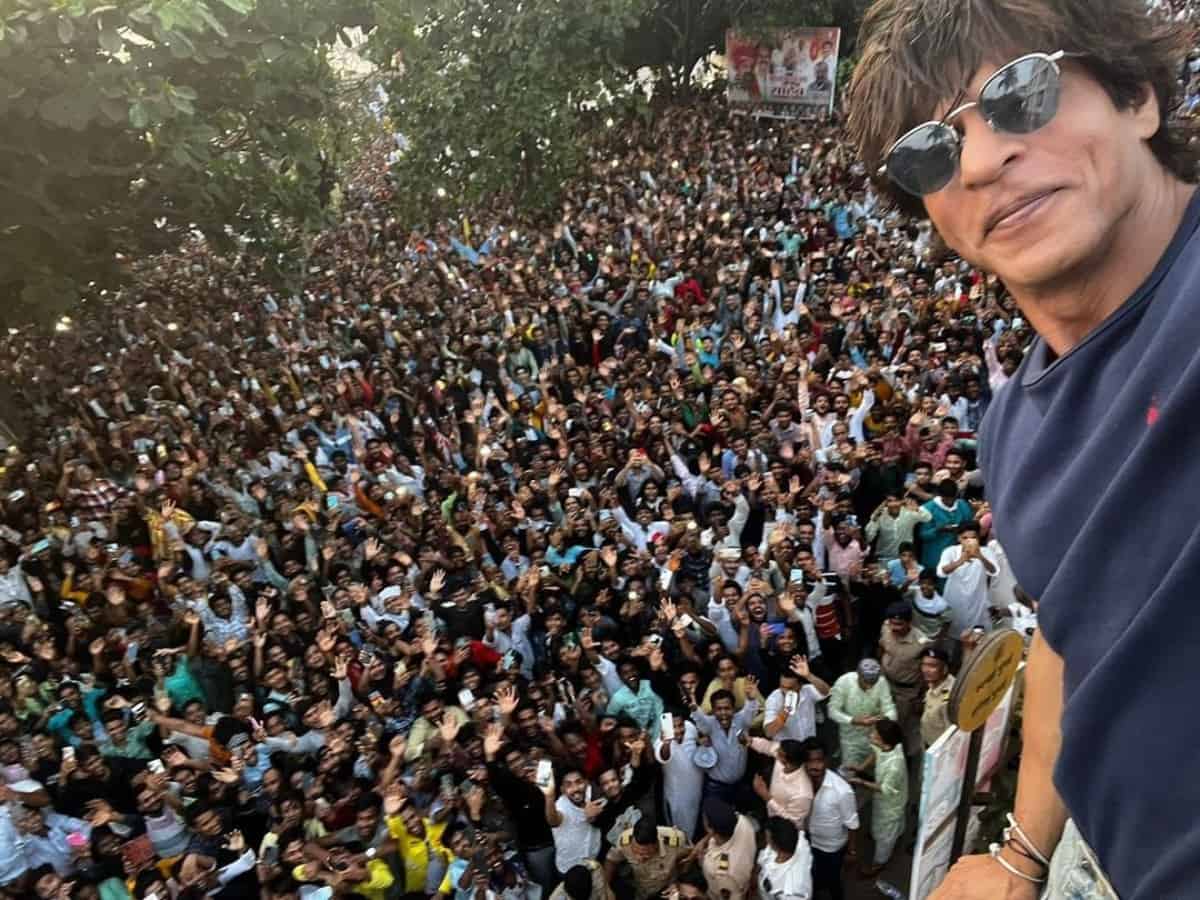 Trending: SRK strikes his iconic pose for fans from Mannat on Eid
