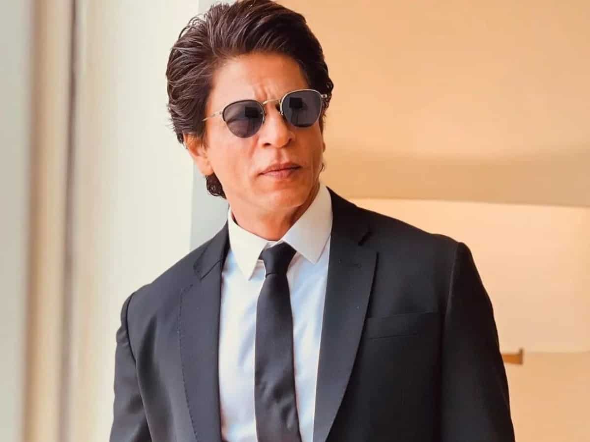 Shah Rukh Khan gets snapped in Hyderabad (Photos)