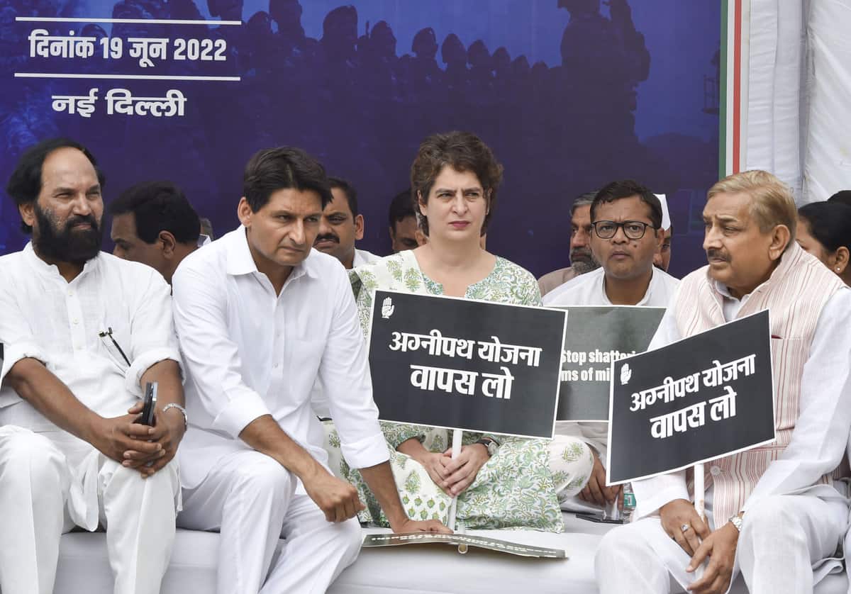 Congress holds 'Satyagraha' at Delhi's Jantar Mantar in support of Agnipath protests