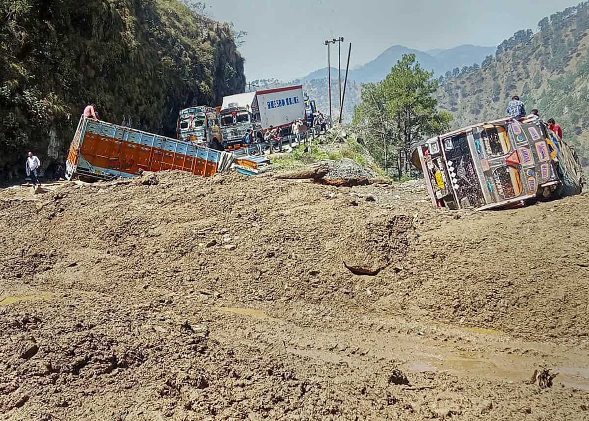 Landslide on Srinagar-Jammu highway