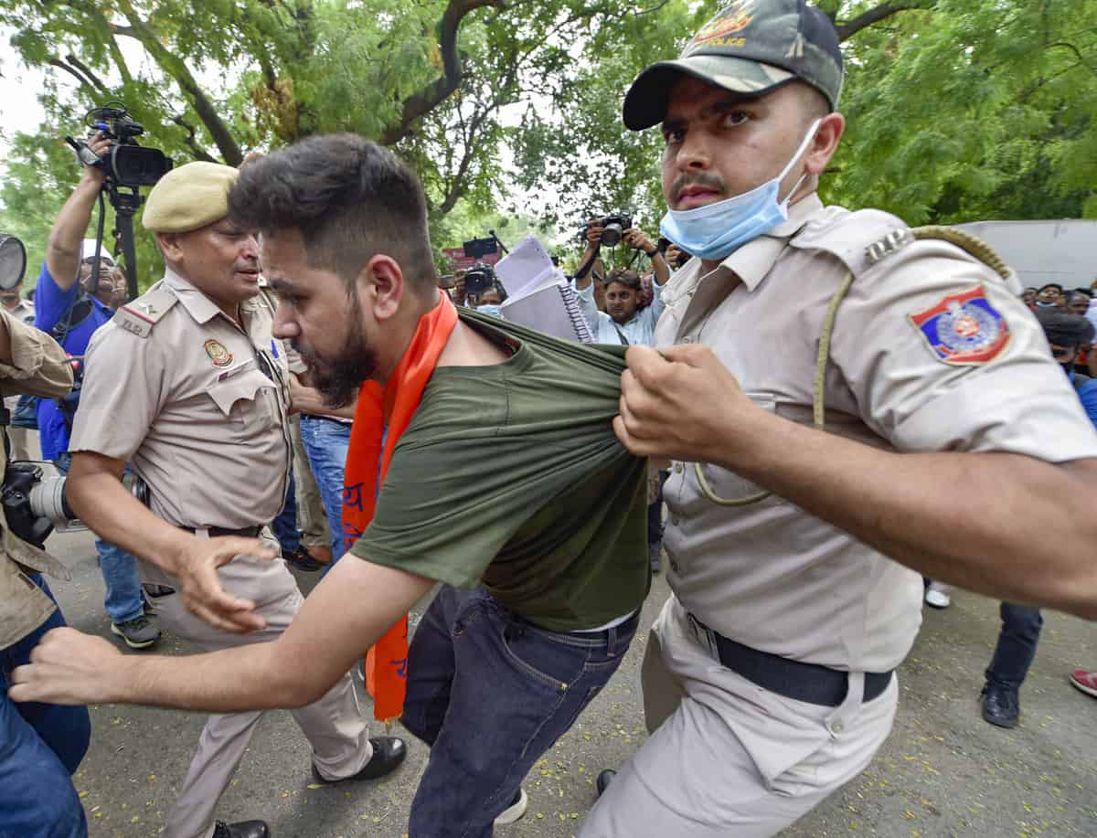 Police detain UPSC aspirants demanding extra attempt to clear exam