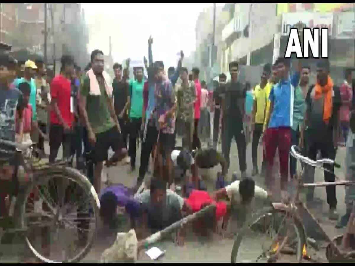 Protests against 'Agnipath' scheme continue in Bihar; road, railway traffic disrupted