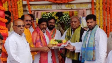 Congress leaders pray at Charminar temple amid row