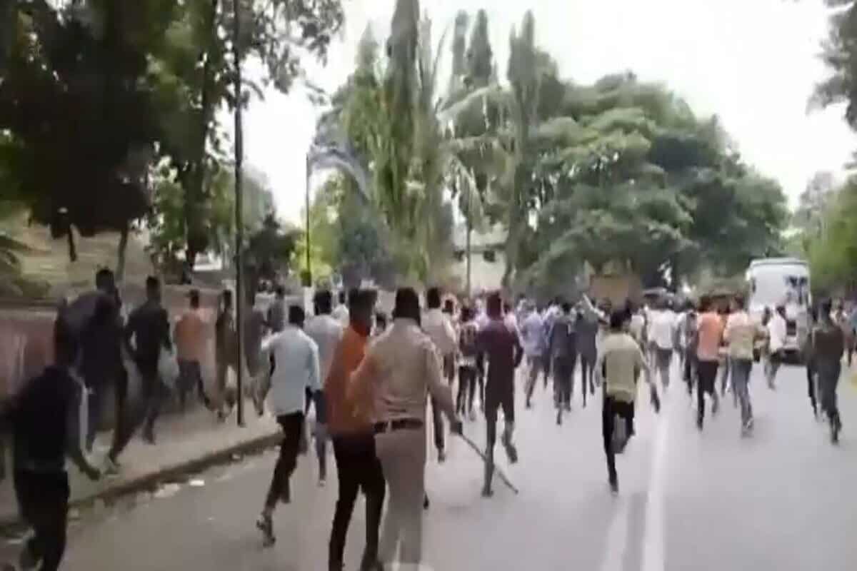 Police use lathi-charge to disperse anti-Agnipath protesters in Karnataka's Dharwad