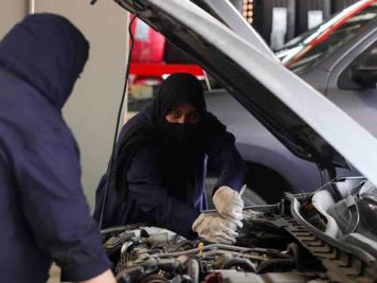Saudi women enters into car repair profession