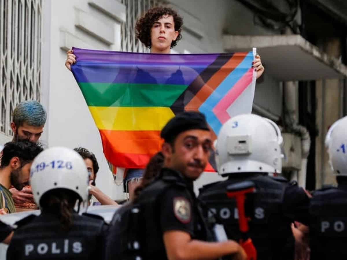 Turkey: 372 protesters arrested during LGBTQ Pride march in Istanbul, released