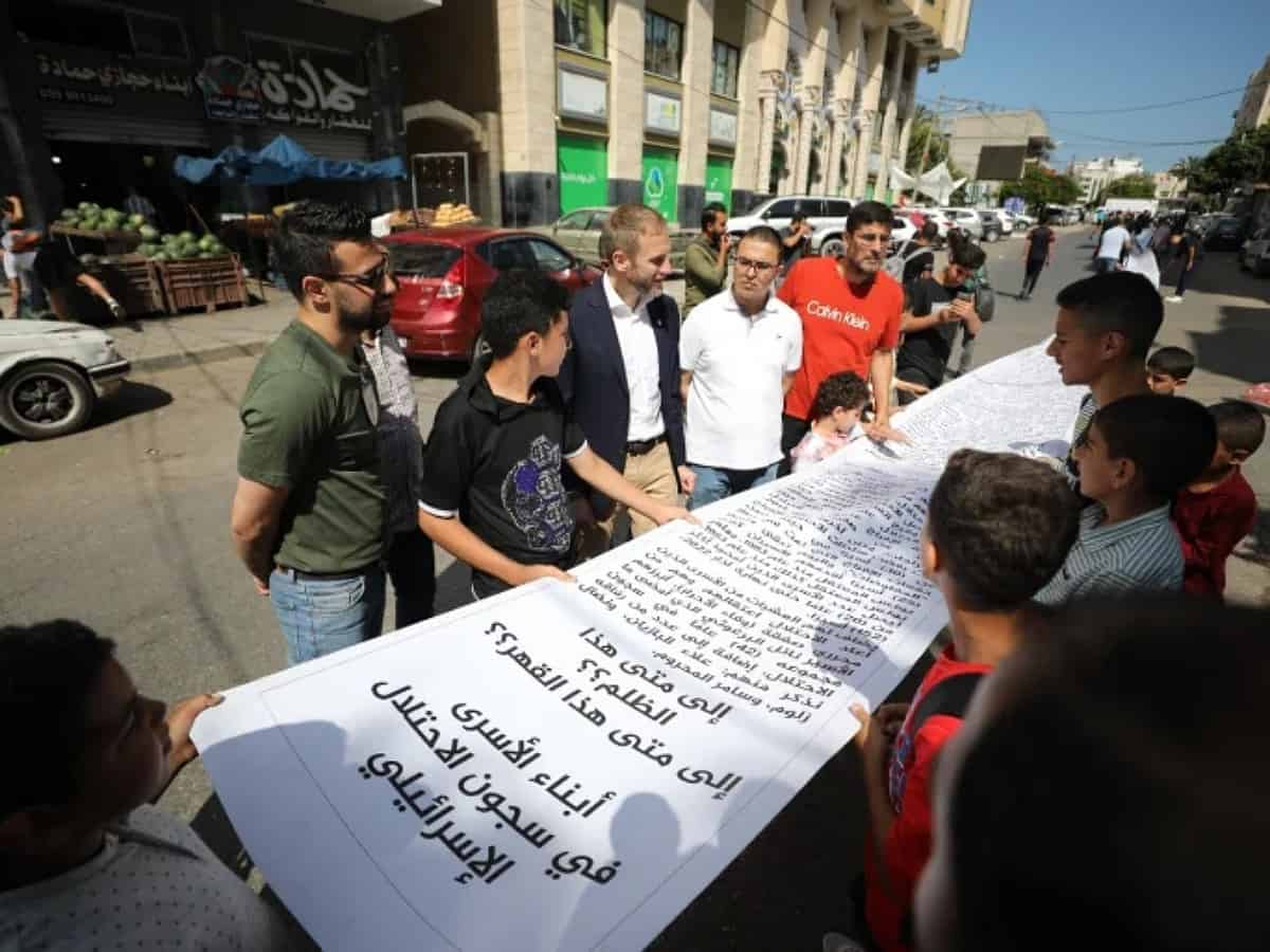 Children of Palestinian prisoners hands 100m letter to Red Cross