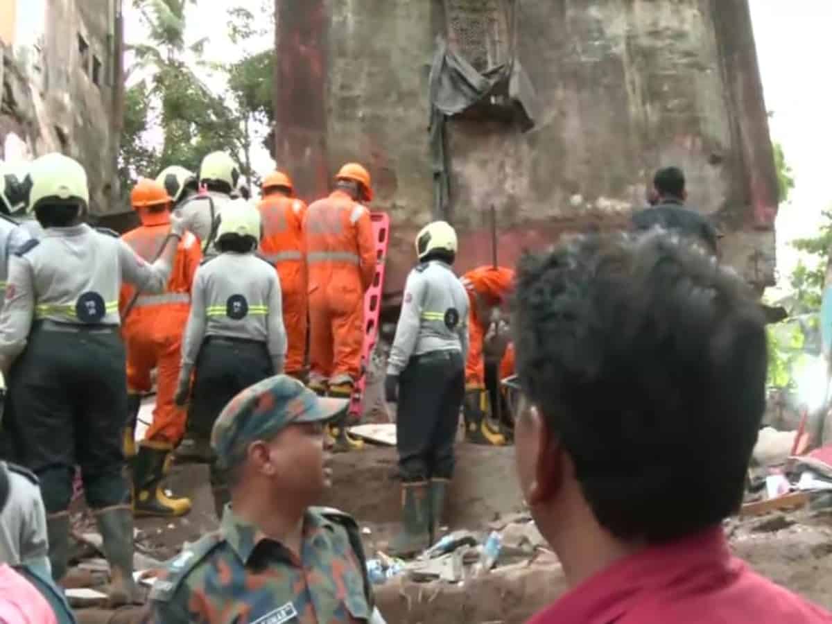 Mumbai: One dead,11 injured after building collapses