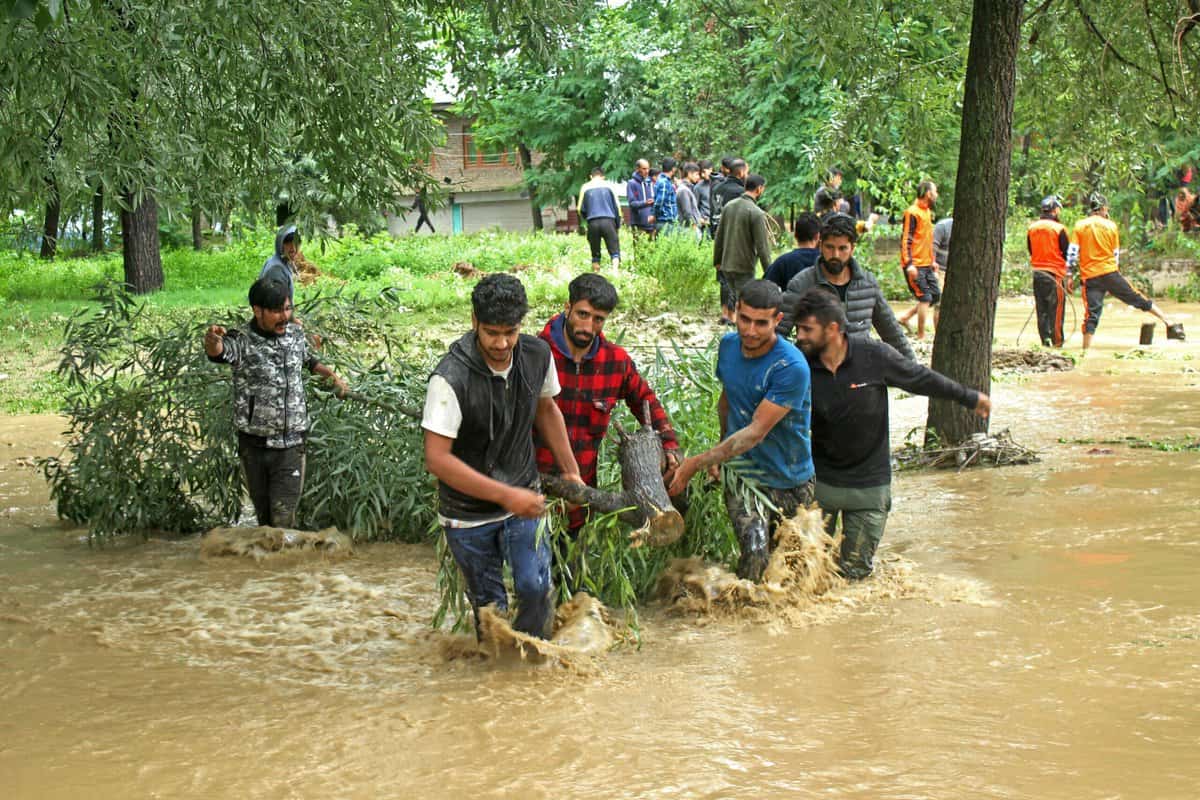 Alarms raised in Srinagar, after water floods residential areas