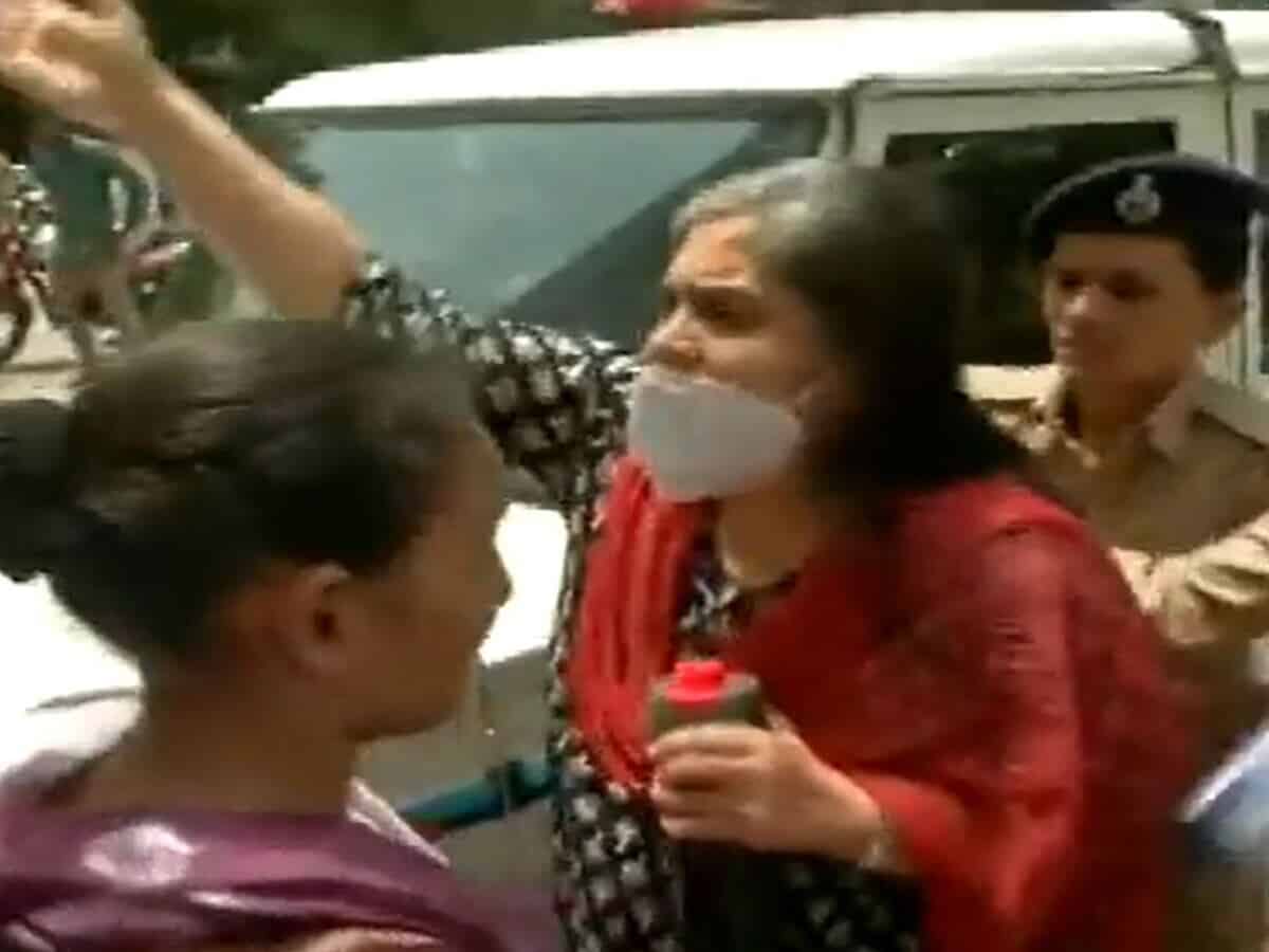 'I am not a criminal': Teesta Setalvad while being taken into Ahmedabad Court