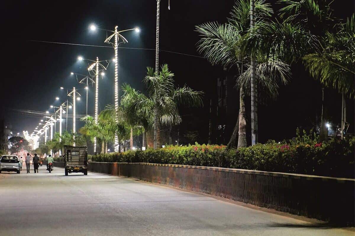 Speed up HAM road works: Telangana roads minister Komatireddy