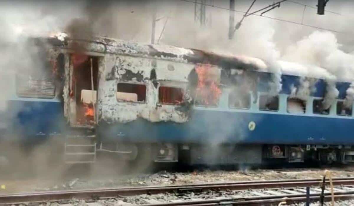 Agnipath scheme: Protestors set trains on fire in Bihar