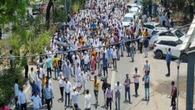 Congress workers march to LG's house protesting against Delhi Police