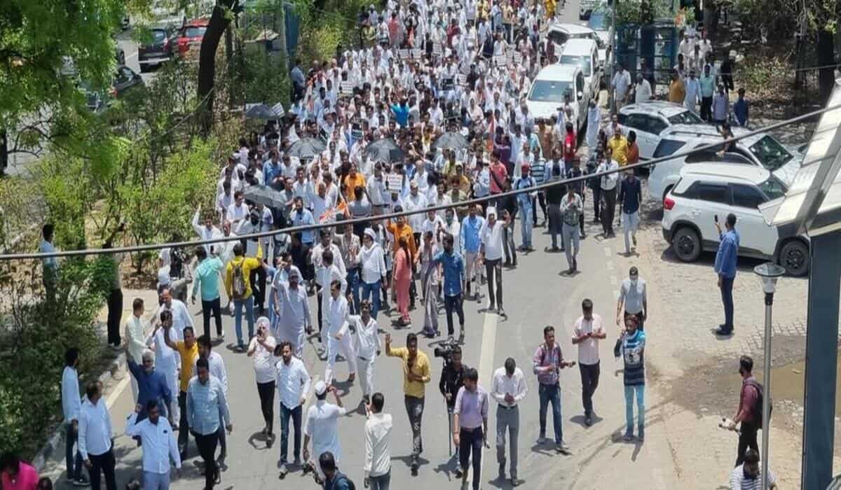 Congress workers march to LG's house protesting against Delhi Police