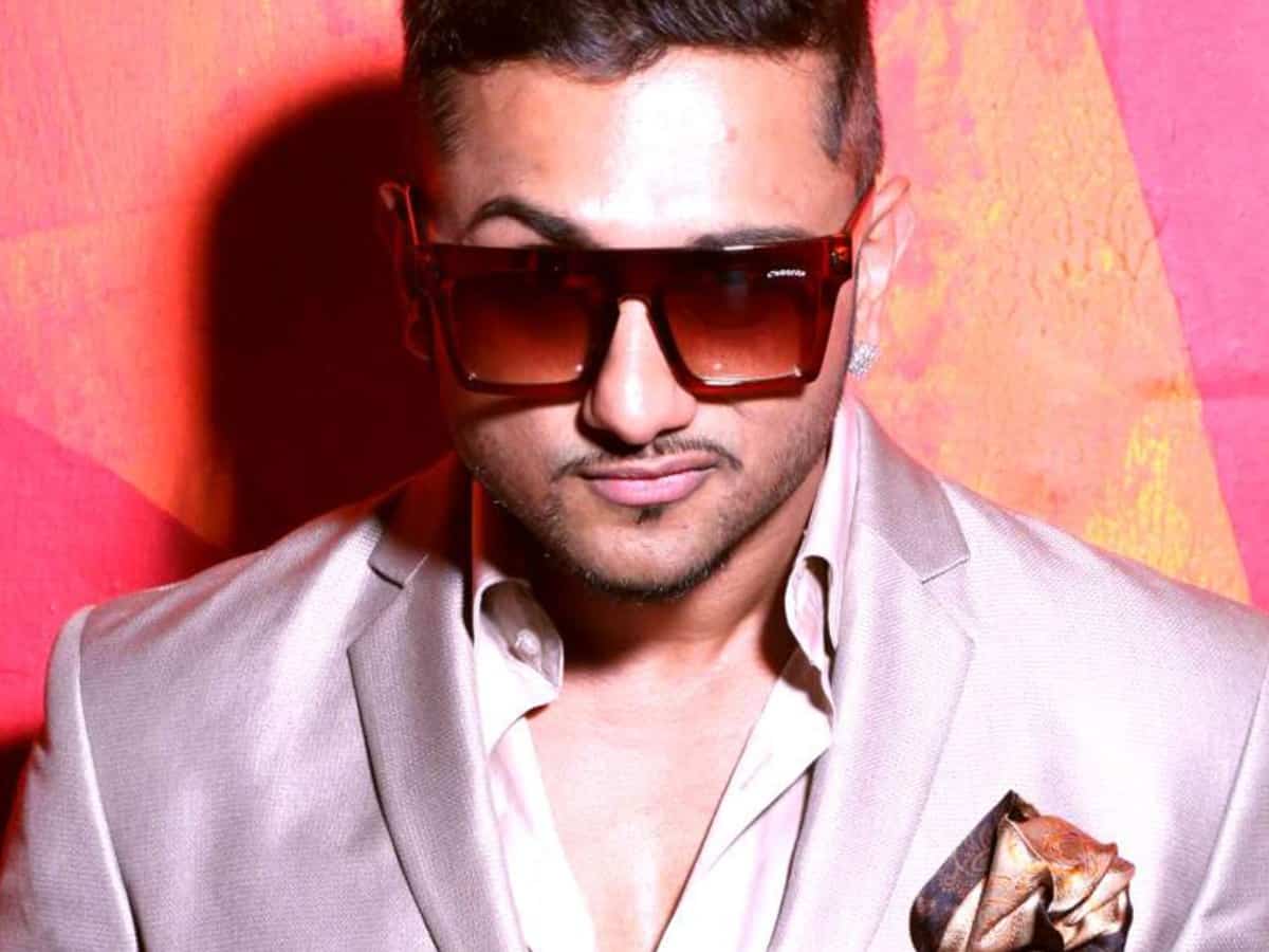 The rapper and the maestro: Honey Singh touches Rahman's feet