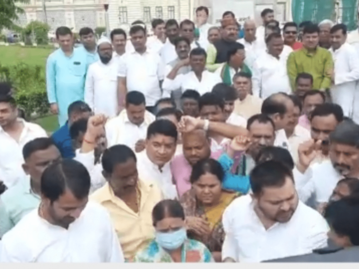 Mahagathbandhan leaders in Bihar march to Raj Bhawan