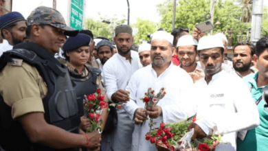Cops offer roses to all namazis in Lucknow