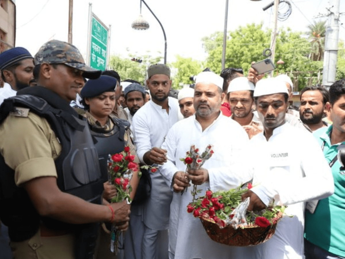 Cops offer roses to all namazis in Lucknow