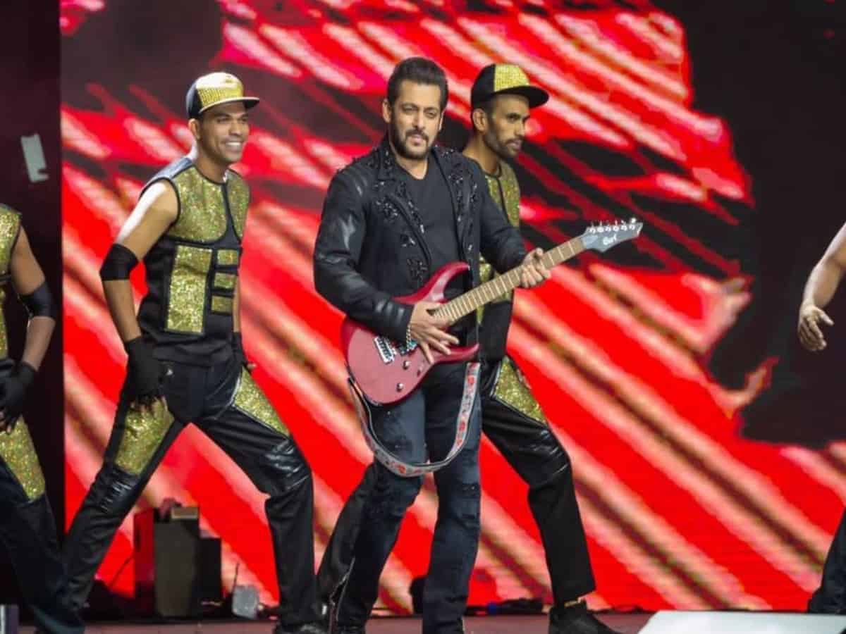 Know how much Salman Khan charges to perform at award shows