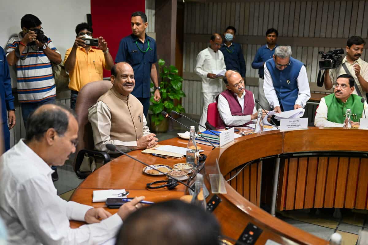 Om Birla meets leaders of political parties in LS