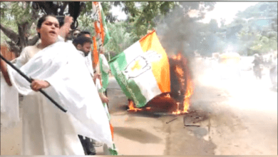 Cong workers burn car in front of Bengaluru ED office