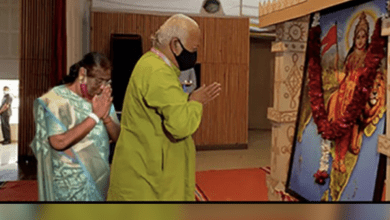 photo Draupadi Murmu with RSS chief praying in front of a photo of a Hindu goddess