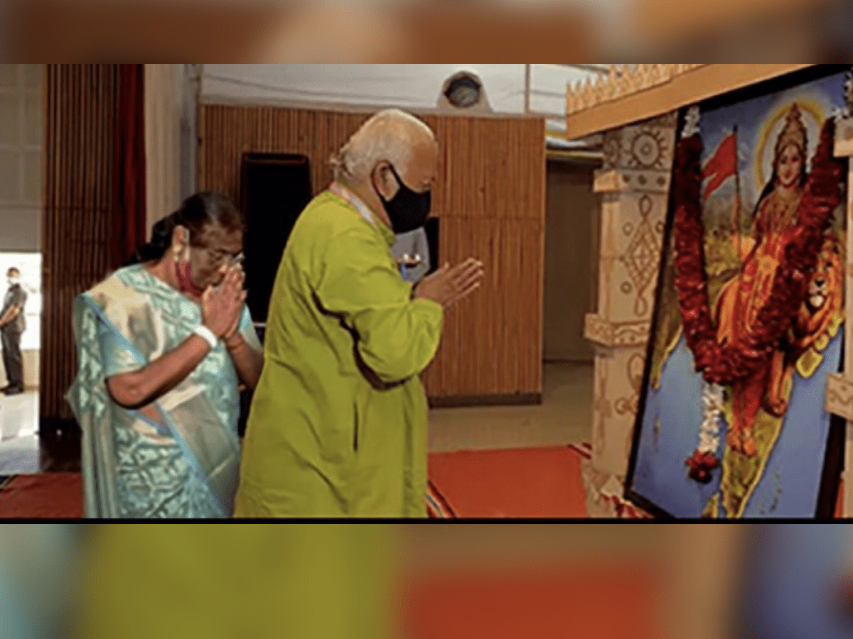 photo Draupadi Murmu with RSS chief praying in front of a photo of a Hindu goddess