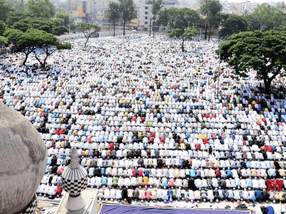 Eid prayers being offered at the Eidgah Maidan, Karnataka. (IANS photo)