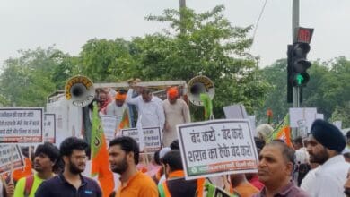 Delhi BJP protests against AAP govt's new liquor policy