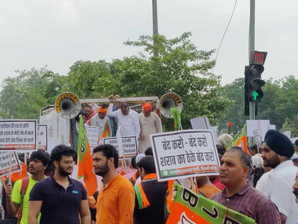 Delhi BJP protests against AAP govt's new liquor policy