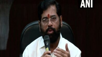 Maharashtra calling: 'Vande Mataram' rings in, Hello cut off