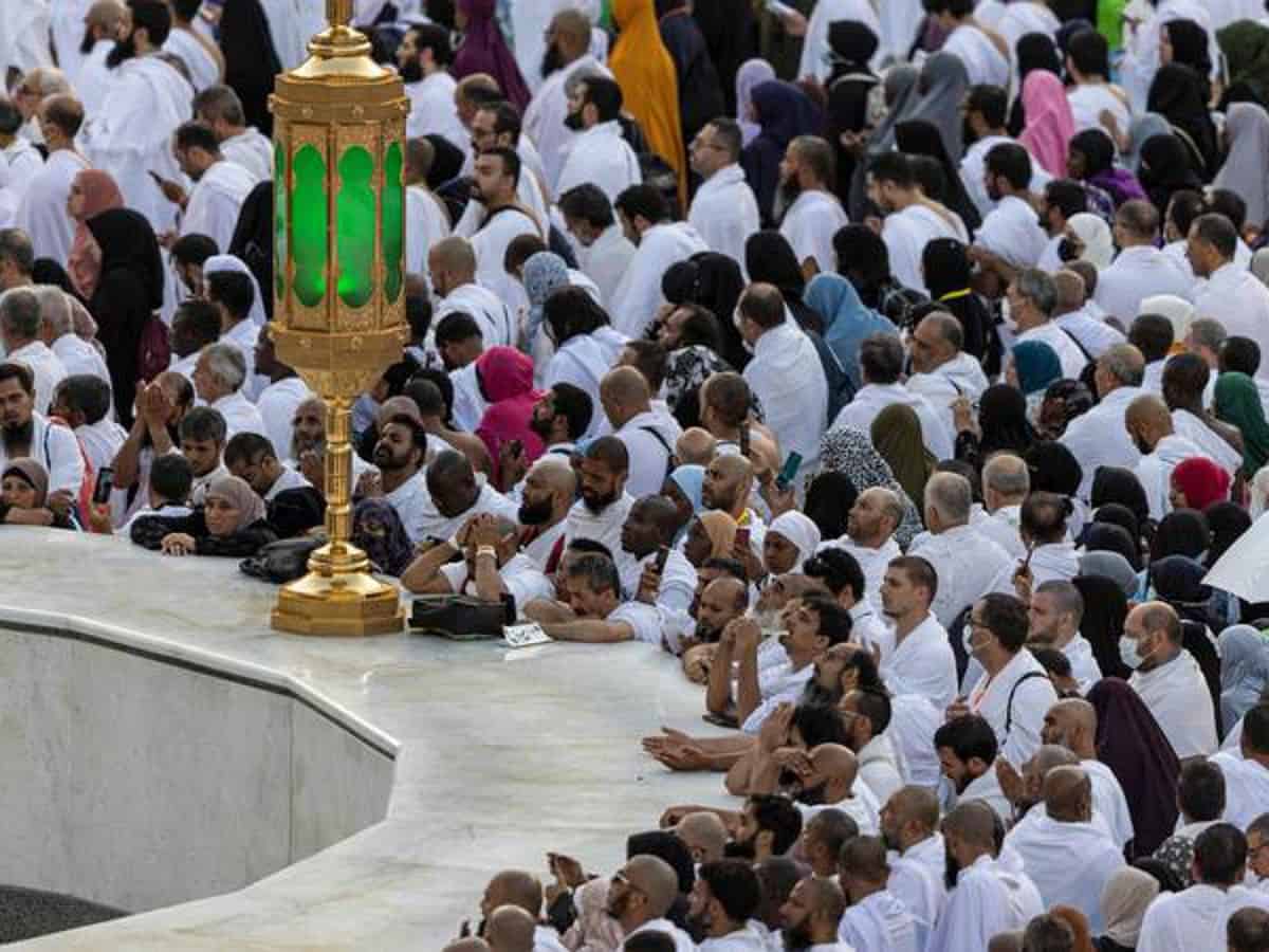 Saudi: Local and foreign pilgrims can get Umrah permits via Eatmarna App