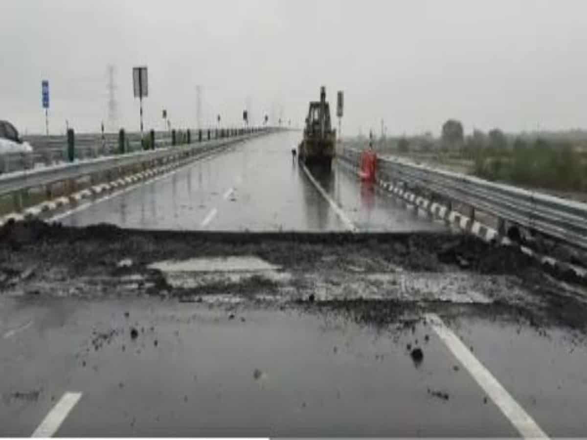 Rains cause potholes on Bundelkhand expressway , days after Modi opens it
