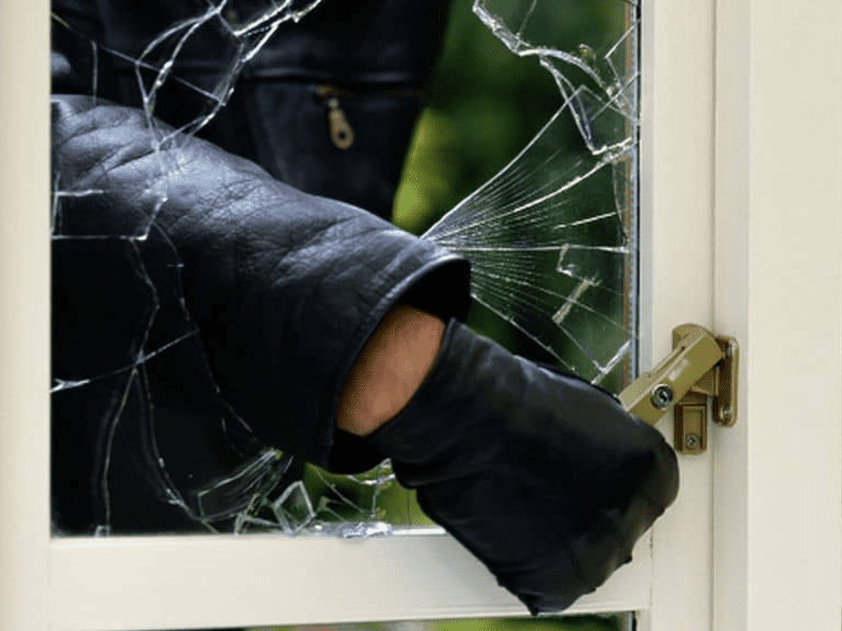 Краденное имущество. Грабитель разбивает окно. Кража через разбитое окно. Квартирная кража. Кража с проникновением в жилище.