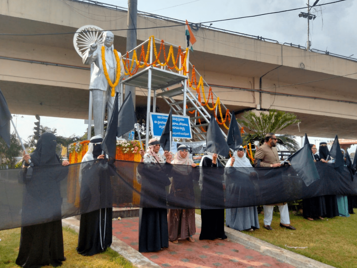 Hyderabad: Women with black flag protest against BJP's remark