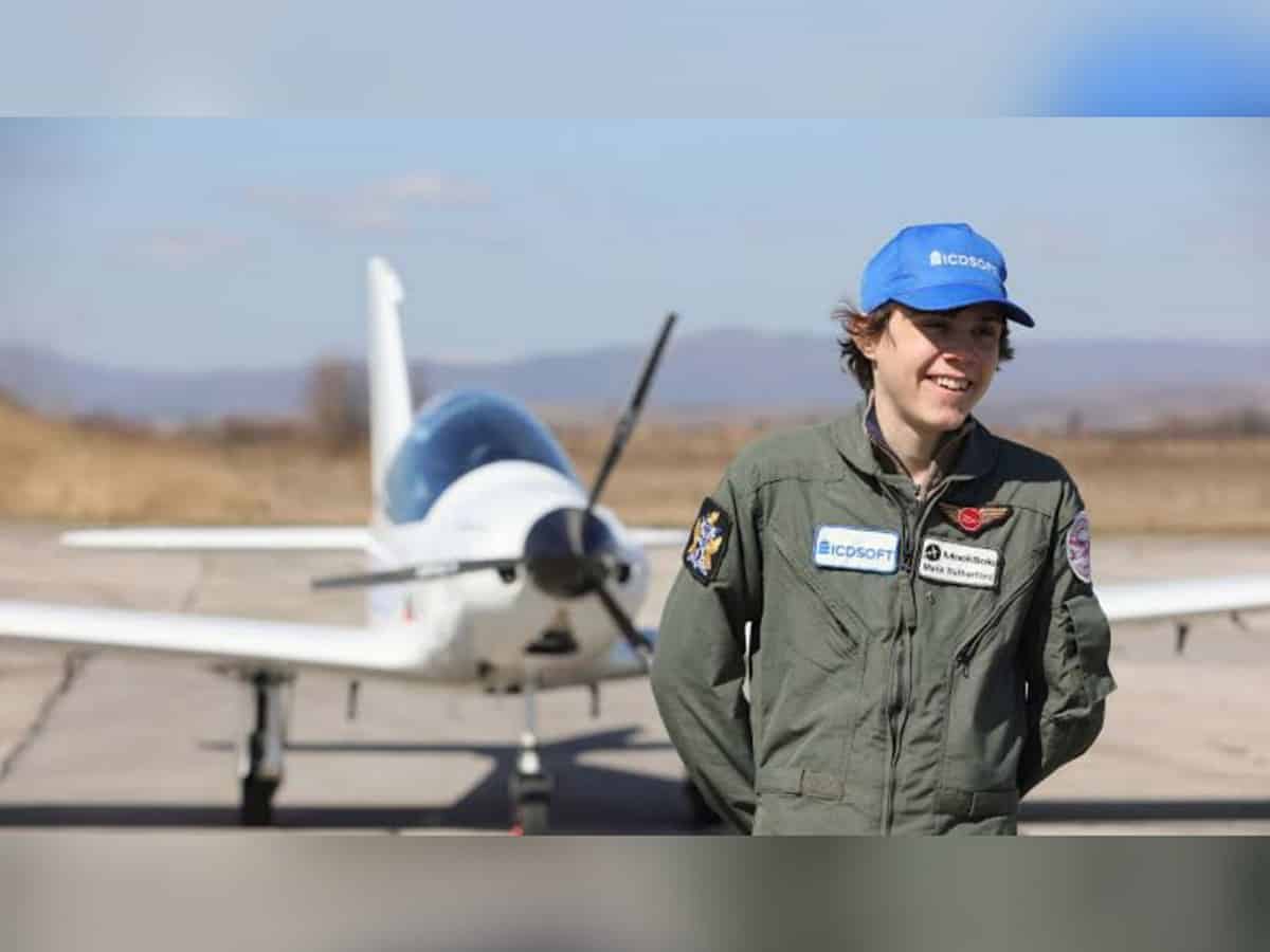 17-year-old becomes youngest pilot to fly solo around world