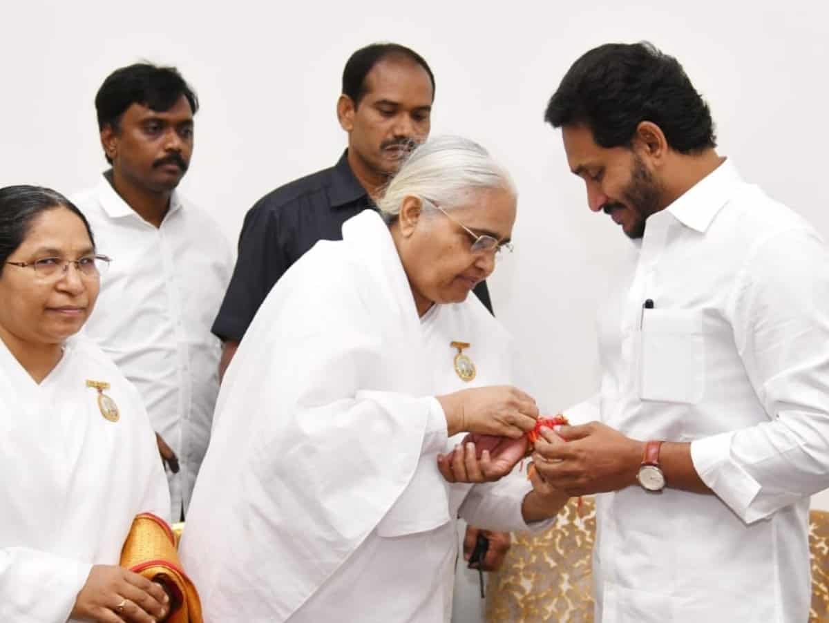 Andhra women ministers tie Rakhi to CM.