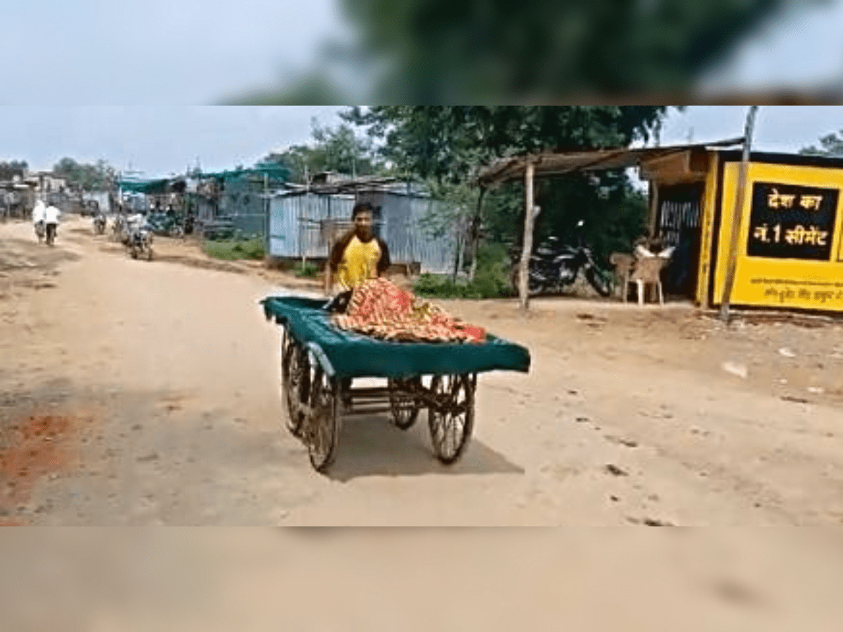 Man was forced to rush his pregnant woman to a health centre on a pushing cart