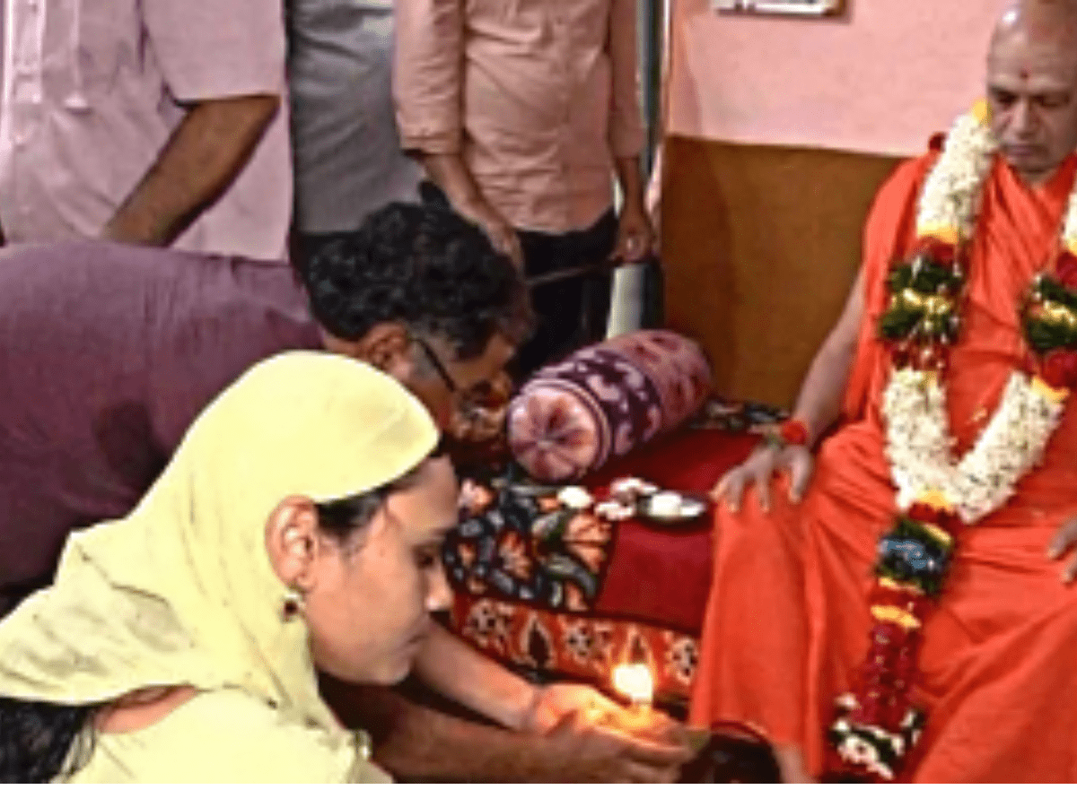 Muslim couple invites Hindu seer home, perform 'padapooja'